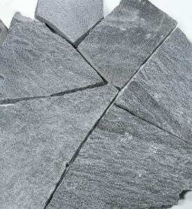 polygonalplatten-maggia-dunkel-bis-hellgrau-gebandert-schweiz-gneis